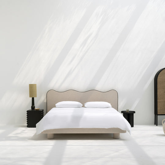 هيكل سرير «ماجو» المنجد مع لوح رأس «غريس ويف»