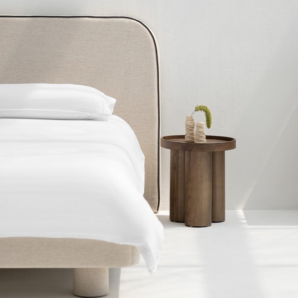 هيكل سرير «ماجو» المنجد مع لوح رأس سرير «ماجو» ذي الزوايا الدائرية