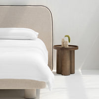 هيكل سرير «ماجو» المنجد مع لوح رأس سرير «ماجو» ذي الزوايا الدائرية