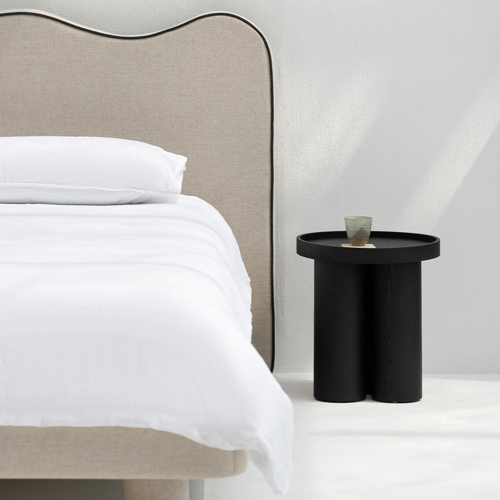 هيكل سرير «ماجو» المنجد مع لوح رأس «غريس ويف»