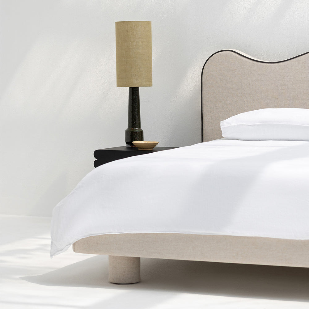 هيكل سرير «ماجو» المنجد مع لوح رأس «غريس ويف»