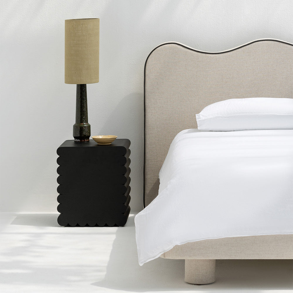 هيكل سرير «ماجو» المنجد مع لوح رأس «غريس ويف»